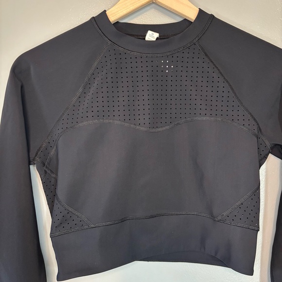 Lululemon sz 10 Paddle Times Aquelu Performance Mesh Crop Top Black - Picture 3 of 8